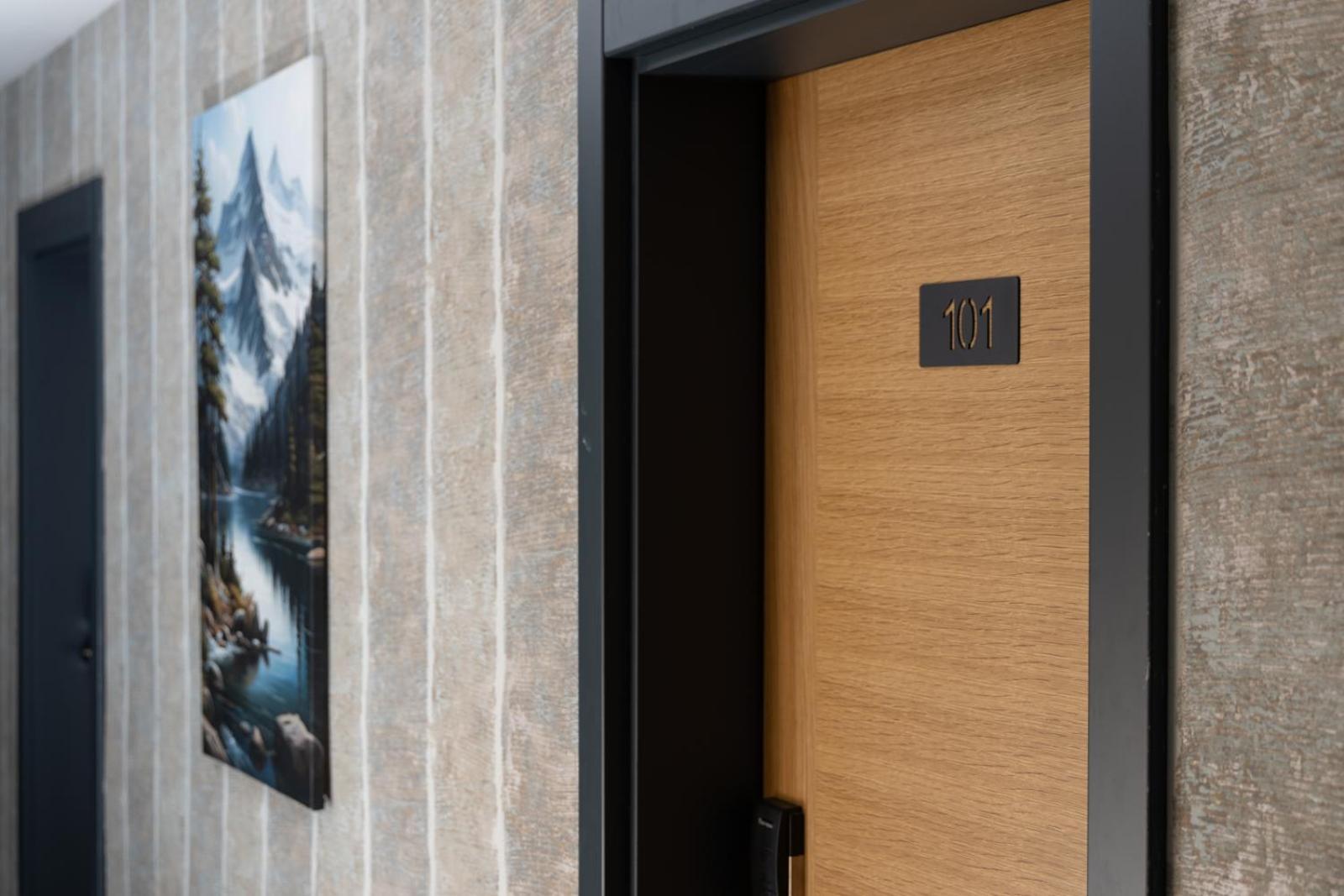 Vetus Hotel Pristina Esterno foto