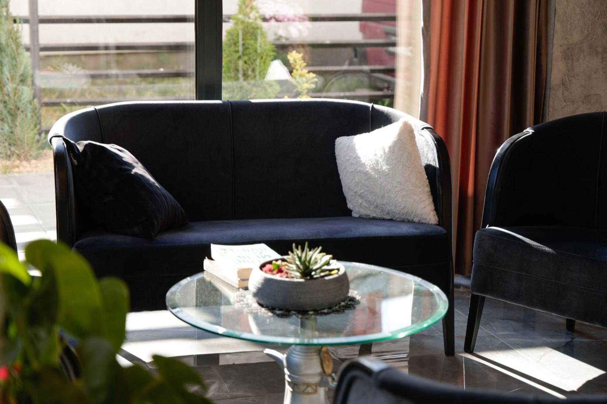 Vetus Hotel Pristina Esterno foto