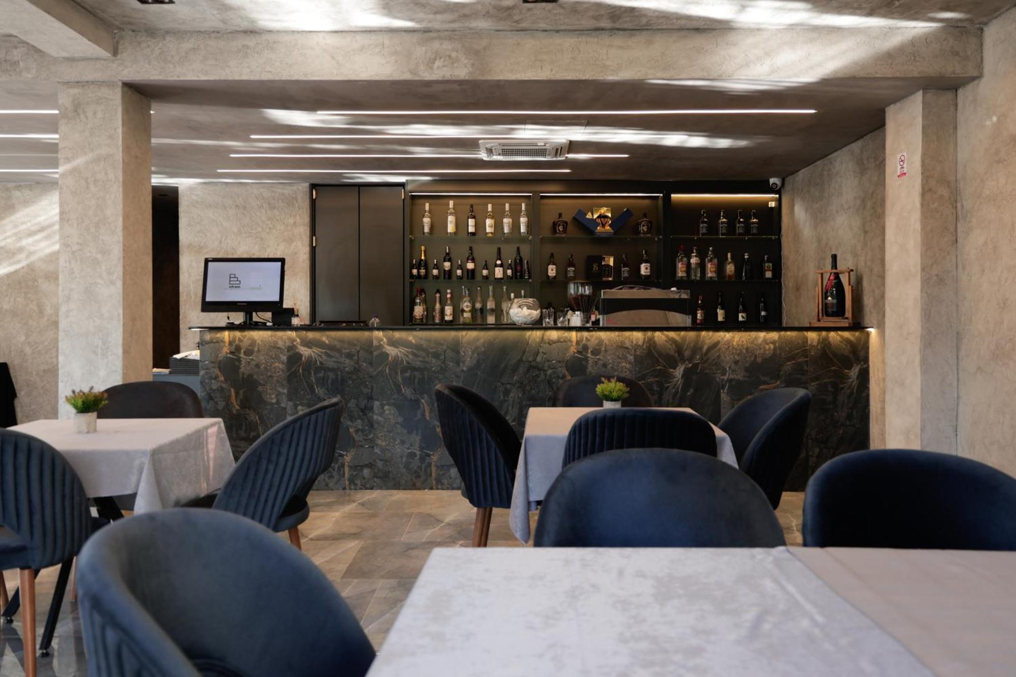 Vetus Hotel Pristina Esterno foto