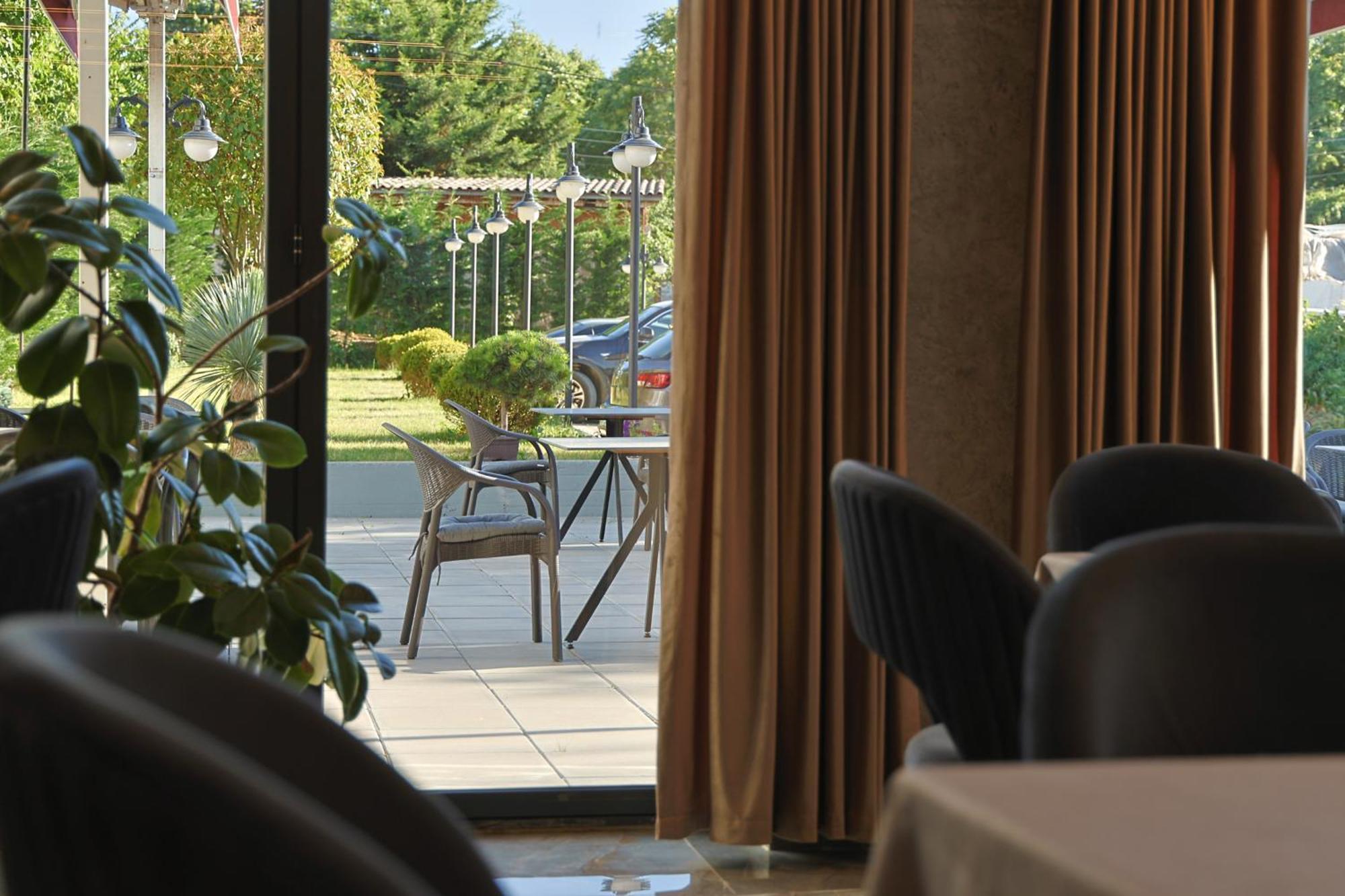 Vetus Hotel Pristina Esterno foto