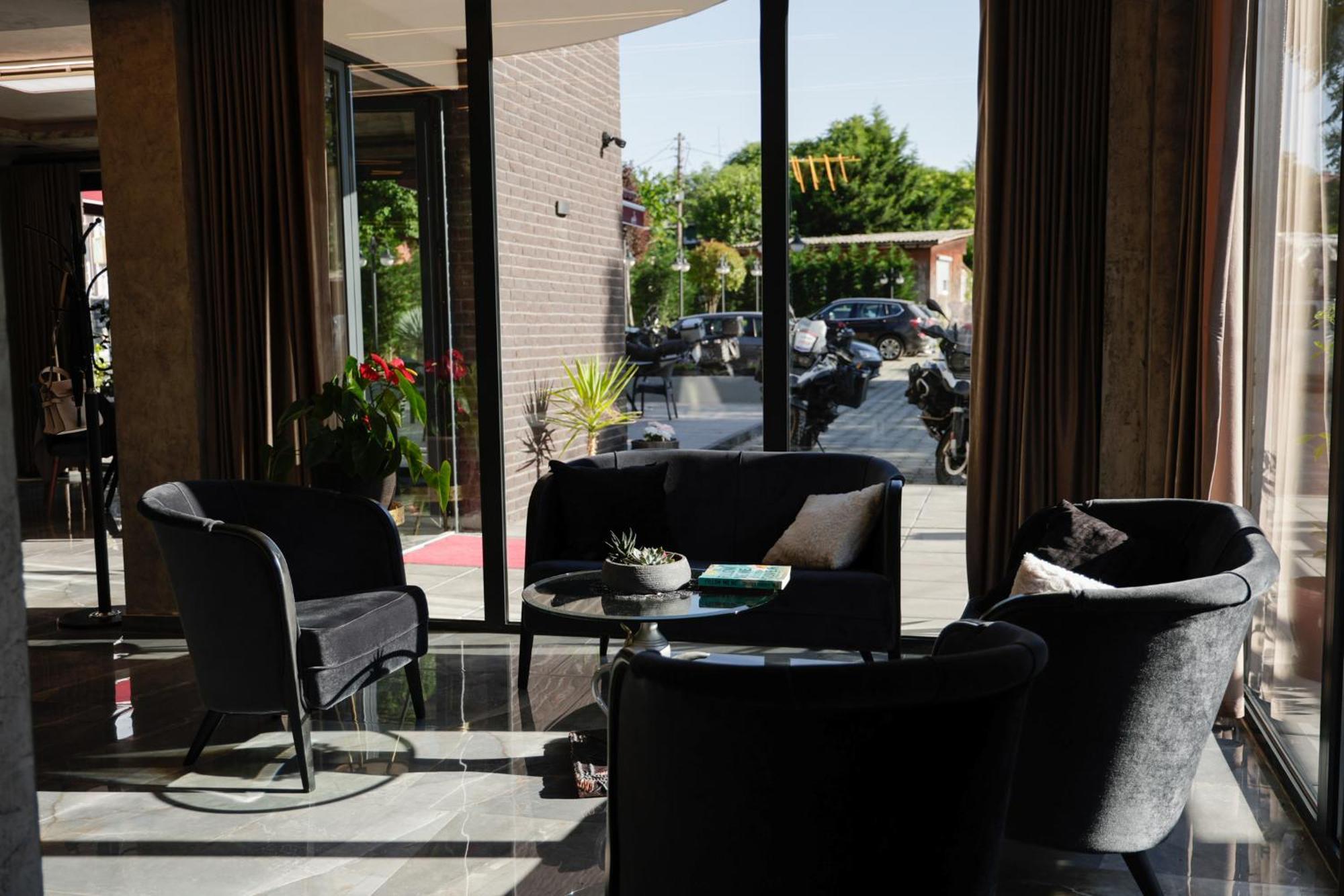 Vetus Hotel Pristina Esterno foto